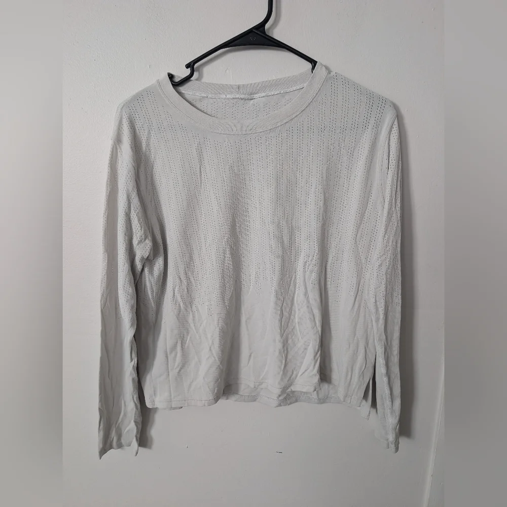 Lululemon Light Gray Athletic Women's Long Sleeve Top‎